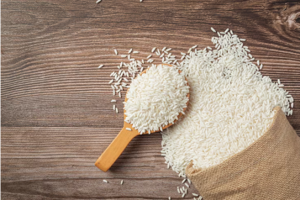Screenshot-2023-08-02-at-16-36-29-Saco-de-arroz-branco-e-colher-de-pau-colocados-no-chao-de-madeira-Foto-Gratis-1