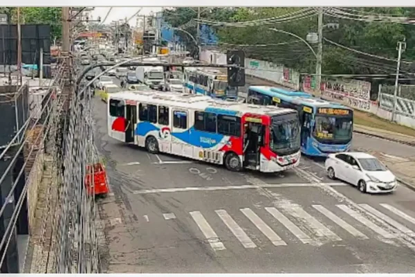 criminosos_usam_onibus_em_barricadas_contra_operacao_policial_no_rio