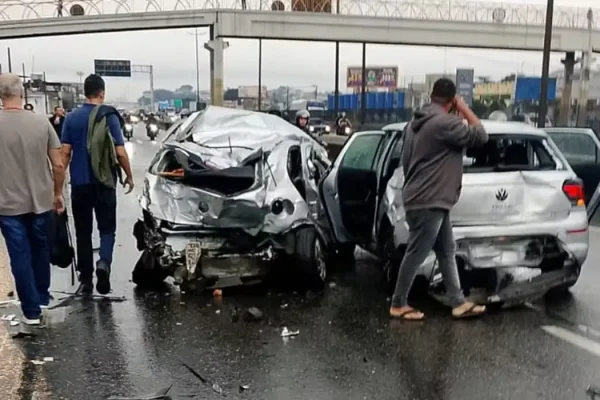 motorista_infarta_e_engavetamento_de_20_veiculos_deixa_feridos_no_rio