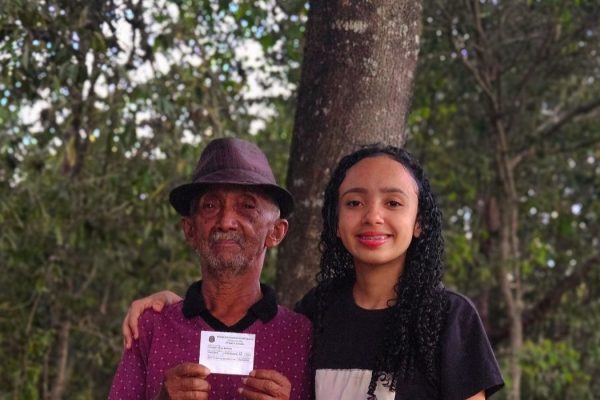 thauany_e_o_avo_vao_votar_no_dia_4